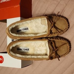 NIB Minnetonka Britt Trapper slippers